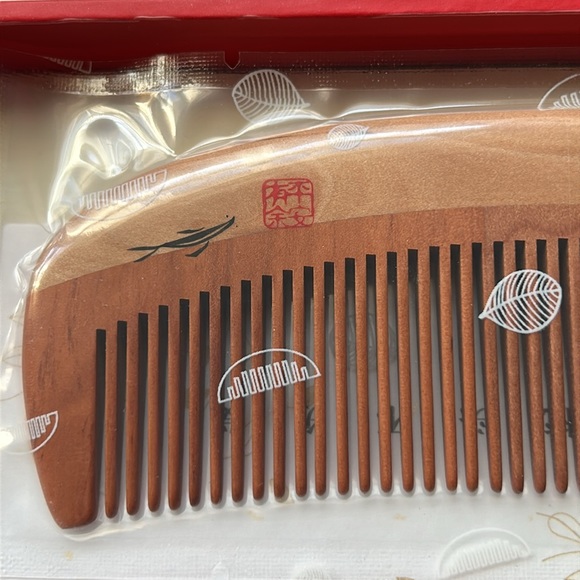New In Box Handmade natural sandalwood hair comb - Picture 2 of 8